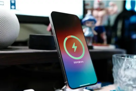 鹿寨苹果15换屏服务分享用什么充电器给iPhone15充电更好 